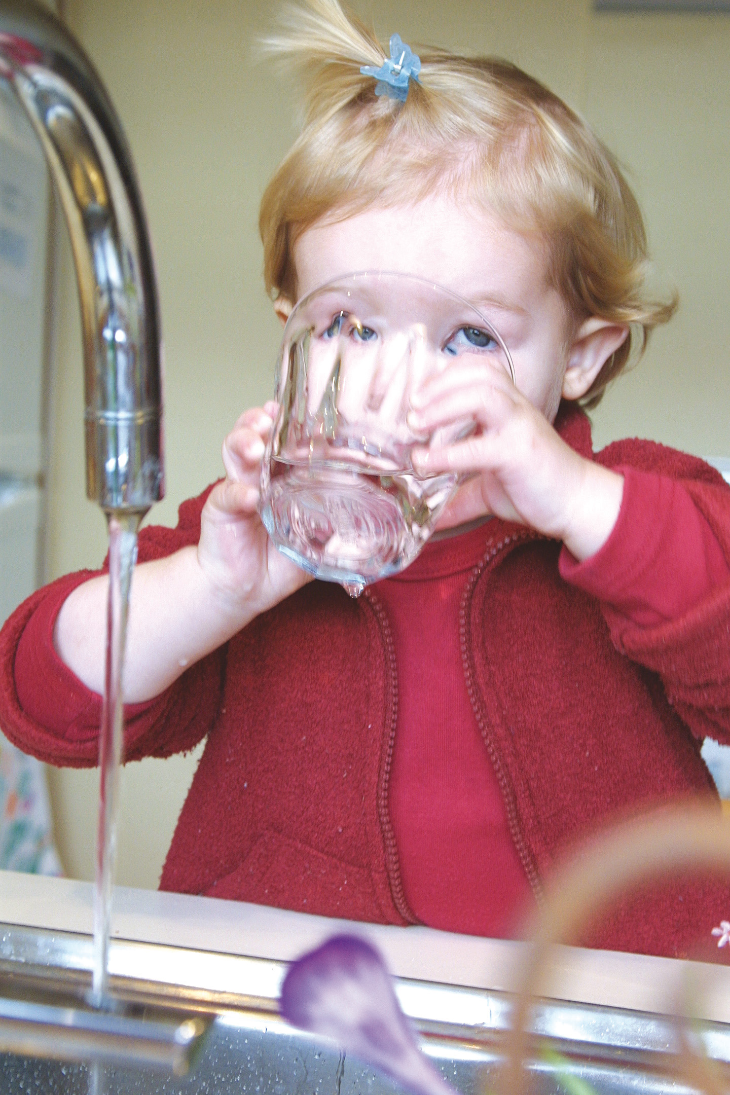 Barn drikker vand